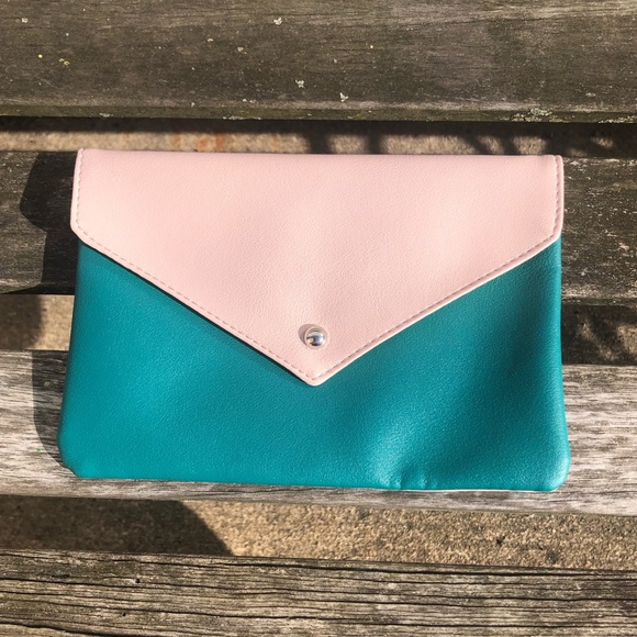 ipsy Handbags - Ipsy Envelope Clutch Style Cosmetic Bag